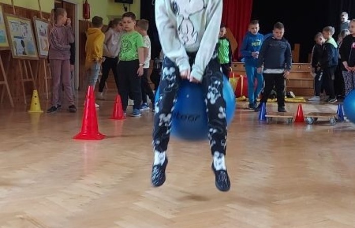            1 czerwca na całym świecie dzieci mają swoje święto. W naszej szkole to również był niezwykły dzień. Na dzieci czekało mnóstwo atrakcji: wspólne zabawy, malowanie twarzy, kawiarenka, autoportret na balonie, pyszna wata cukrowa. Najwięcej emocji wśród naszych uczniów wywołały konkurencje sportowe. Sprawdzały swoje siły w drużynach podczas biegu kelnera, marszu w stópkach oraz skacząc na piłkach. Z ogromną przyjemnością pokonywały również tory przeszkód. W trakcie obchodów Dnia Dziecka zostały  wręczone nagrody za konkurs plastyczny, pt. „Nie czas na nudę” oraz ekologiczny.  Wszystkie klasy miały również możliwość sprawdzenia swoich sił w ciekawych grach planszowych.
Tego dnia uśmiech nie schodził z dziecięcych twarzy. :)      
