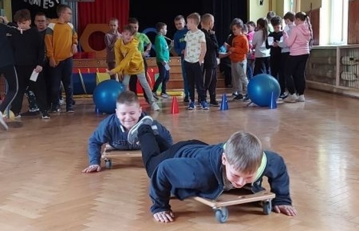            1 czerwca na całym świecie dzieci mają swoje święto. W naszej szkole to również był niezwykły dzień. Na dzieci czekało mnóstwo atrakcji: wspólne zabawy, malowanie twarzy, kawiarenka, autoportret na balonie, pyszna wata cukrowa. Najwięcej emocji wśród naszych uczniów wywołały konkurencje sportowe. Sprawdzały swoje siły w drużynach podczas biegu kelnera, marszu w stópkach oraz skacząc na piłkach. Z ogromną przyjemnością pokonywały również tory przeszkód. W trakcie obchodów Dnia Dziecka zostały  wręczone nagrody za konkurs plastyczny, pt. „Nie czas na nudę” oraz ekologiczny.  Wszystkie klasy miały również możliwość sprawdzenia swoich sił w ciekawych grach planszowych.
Tego dnia uśmiech nie schodził z dziecięcych twarzy. :)      
