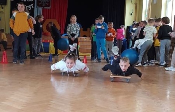            1 czerwca na całym świecie dzieci mają swoje święto. W naszej szkole to również był niezwykły dzień. Na dzieci czekało mnóstwo atrakcji: wspólne zabawy, malowanie twarzy, kawiarenka, autoportret na balonie, pyszna wata cukrowa. Najwięcej emocji wśród naszych uczniów wywołały konkurencje sportowe. Sprawdzały swoje siły w drużynach podczas biegu kelnera, marszu w stópkach oraz skacząc na piłkach. Z ogromną przyjemnością pokonywały również tory przeszkód. W trakcie obchodów Dnia Dziecka zostały  wręczone nagrody za konkurs plastyczny, pt. „Nie czas na nudę” oraz ekologiczny.  Wszystkie klasy miały również możliwość sprawdzenia swoich sił w ciekawych grach planszowych.
Tego dnia uśmiech nie schodził z dziecięcych twarzy. :)      
