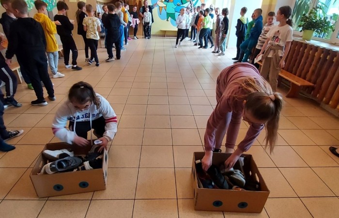            1 czerwca na całym świecie dzieci mają swoje święto. W naszej szkole to również był niezwykły dzień. Na dzieci czekało mnóstwo atrakcji: wspólne zabawy, malowanie twarzy, kawiarenka, autoportret na balonie, pyszna wata cukrowa. Najwięcej emocji wśród naszych uczniów wywołały konkurencje sportowe. Sprawdzały swoje siły w drużynach podczas biegu kelnera, marszu w stópkach oraz skacząc na piłkach. Z ogromną przyjemnością pokonywały również tory przeszkód. W trakcie obchodów Dnia Dziecka zostały  wręczone nagrody za konkurs plastyczny, pt. „Nie czas na nudę” oraz ekologiczny.  Wszystkie klasy miały również możliwość sprawdzenia swoich sił w ciekawych grach planszowych.
Tego dnia uśmiech nie schodził z dziecięcych twarzy. :)      
