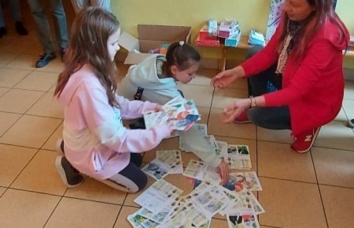            1 czerwca na całym świecie dzieci mają swoje święto. W naszej szkole to również był niezwykły dzień. Na dzieci czekało mnóstwo atrakcji: wspólne zabawy, malowanie twarzy, kawiarenka, autoportret na balonie, pyszna wata cukrowa. Najwięcej emocji wśród naszych uczniów wywołały konkurencje sportowe. Sprawdzały swoje siły w drużynach podczas biegu kelnera, marszu w stópkach oraz skacząc na piłkach. Z ogromną przyjemnością pokonywały również tory przeszkód. W trakcie obchodów Dnia Dziecka zostały  wręczone nagrody za konkurs plastyczny, pt. „Nie czas na nudę” oraz ekologiczny.  Wszystkie klasy miały również możliwość sprawdzenia swoich sił w ciekawych grach planszowych.
Tego dnia uśmiech nie schodził z dziecięcych twarzy. :)      
