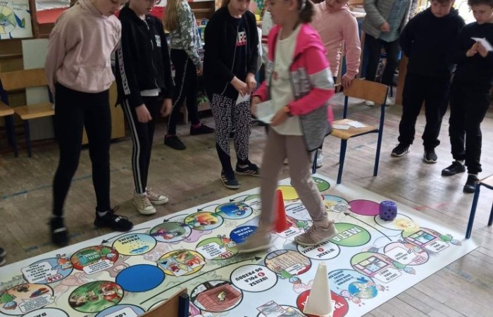            1 czerwca na całym świecie dzieci mają swoje święto. W naszej szkole to również był niezwykły dzień. Na dzieci czekało mnóstwo atrakcji: wspólne zabawy, malowanie twarzy, kawiarenka, autoportret na balonie, pyszna wata cukrowa. Najwięcej emocji wśród naszych uczniów wywołały konkurencje sportowe. Sprawdzały swoje siły w drużynach podczas biegu kelnera, marszu w stópkach oraz skacząc na piłkach. Z ogromną przyjemnością pokonywały również tory przeszkód. W trakcie obchodów Dnia Dziecka zostały  wręczone nagrody za konkurs plastyczny, pt. „Nie czas na nudę” oraz ekologiczny.  Wszystkie klasy miały również możliwość sprawdzenia swoich sił w ciekawych grach planszowych.
Tego dnia uśmiech nie schodził z dziecięcych twarzy. :)      
