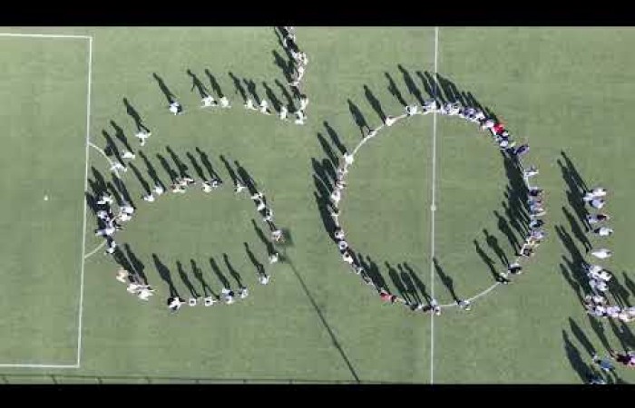 Uczniowie pod opieką nauczycieli utworzyli napis na boisku szkolnym 